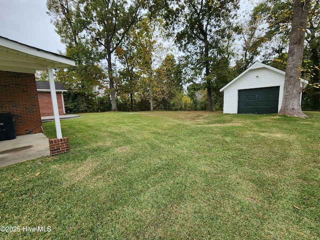 view of yard featuring an outdoor structure and a garage