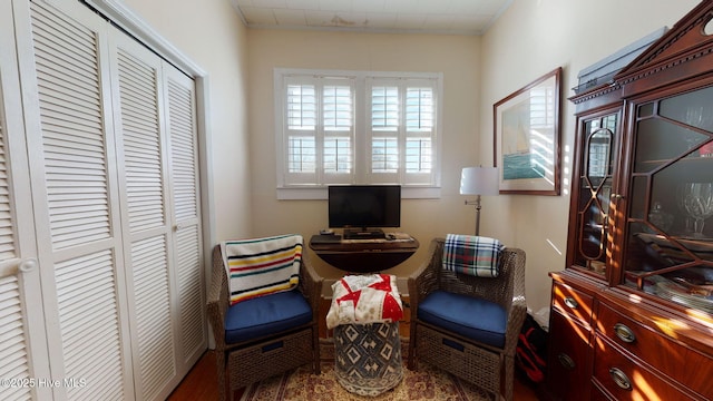 sitting room with crown molding