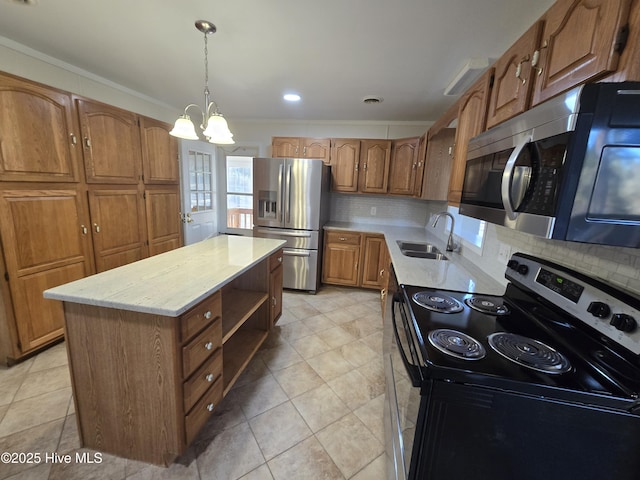 kitchen with sink, stainless steel appliances, tasteful backsplash, a chandelier, and a kitchen island