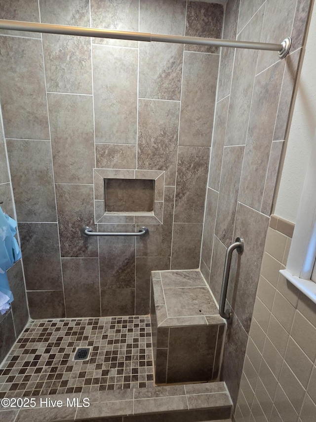 bathroom featuring a tile shower