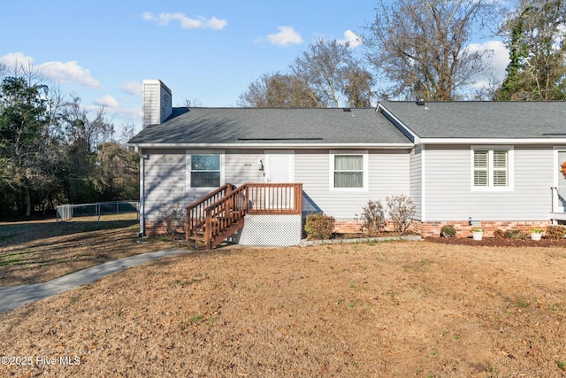 view of front of house featuring a front yard