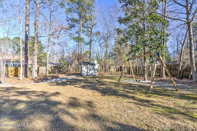 view of yard featuring a shed