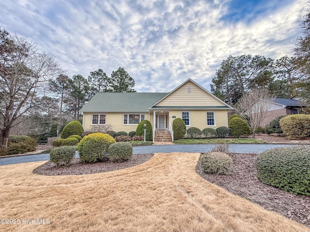 view of front of house featuring a front yard