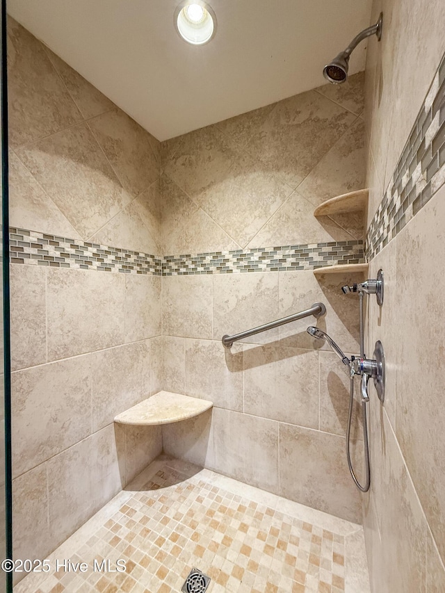 bathroom featuring a tile shower