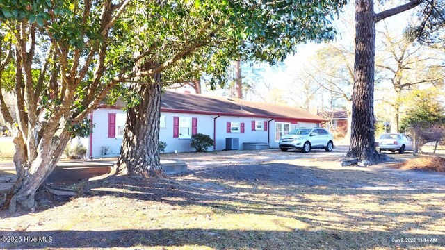 view of outbuilding featuring a carport