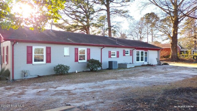 single story home with a front lawn