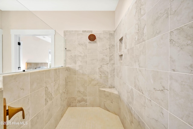 bathroom featuring a tile shower