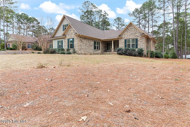 view of front of property featuring a front yard