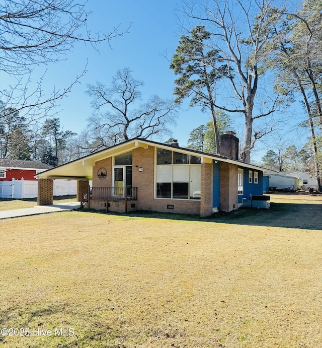 view of front of house featuring a front lawn and a carport