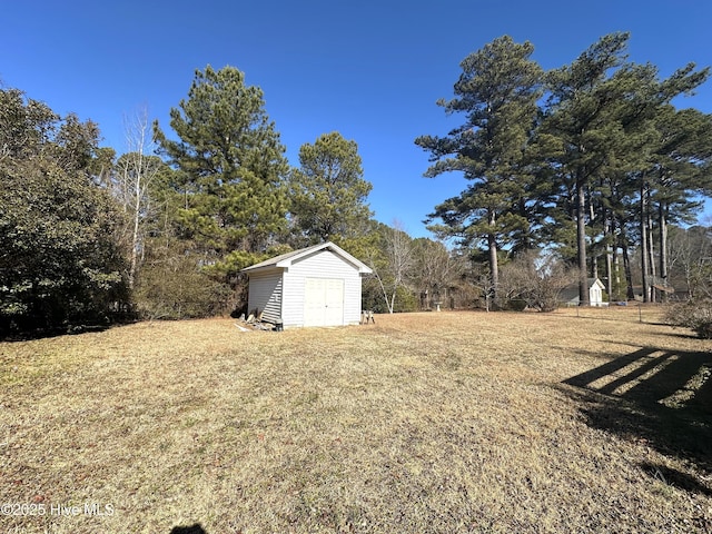 view of yard featuring a storage unit