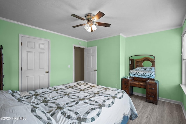 bedroom featuring crown molding, a textured ceiling, ceiling fan, and light hardwood / wood-style flooring