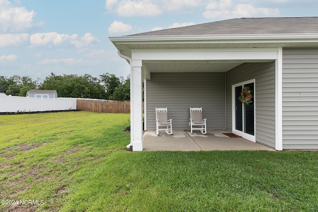 view of yard featuring a patio area