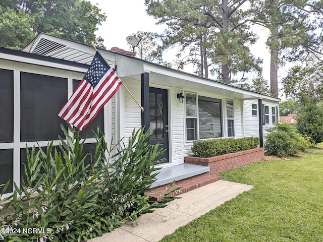 view of front facade with a front yard