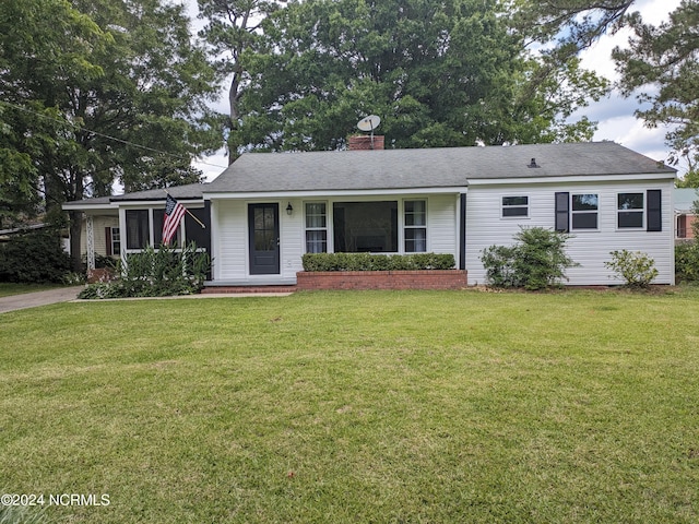 single story home with a front lawn