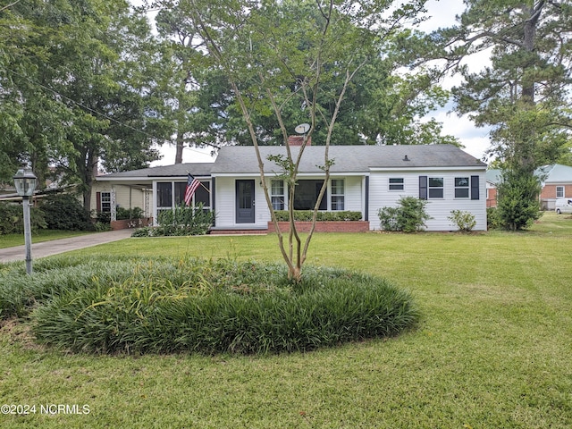 ranch-style house featuring a front lawn