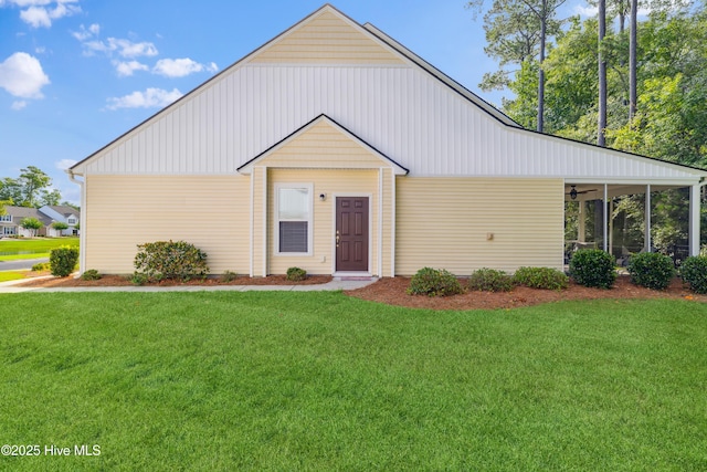 view of front of property featuring a front lawn and ceiling fan