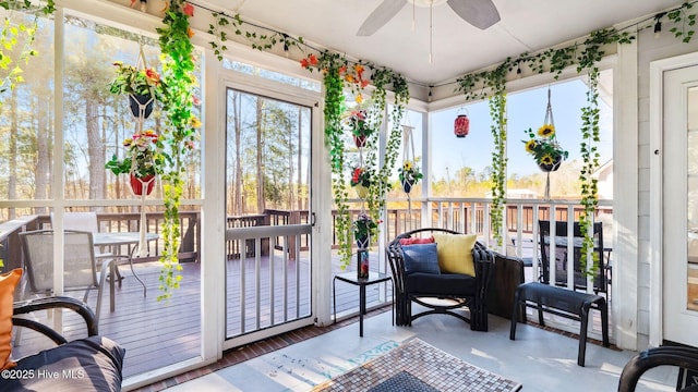 sunroom with ceiling fan