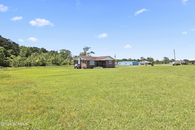 view of yard featuring a rural view