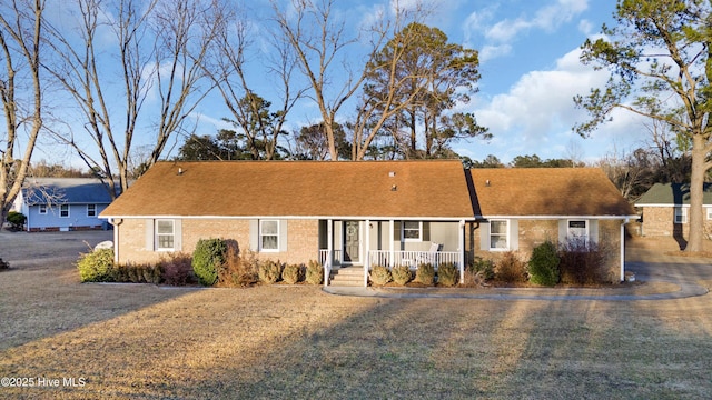 view of front of property featuring a porch and a front yard