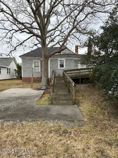 view of front of home with a front yard