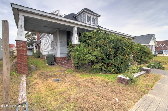 view of front of property with a front yard