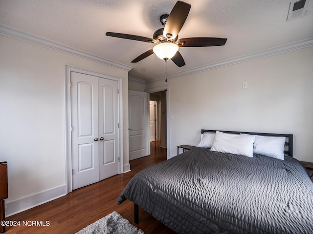 bedroom featuring ceiling fan, a closet, dark hardwood / wood-style floors, and ornamental molding