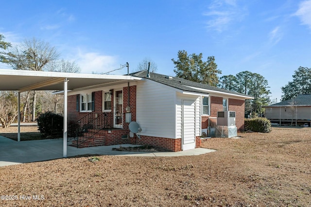 view of front facade with a carport and a front lawn