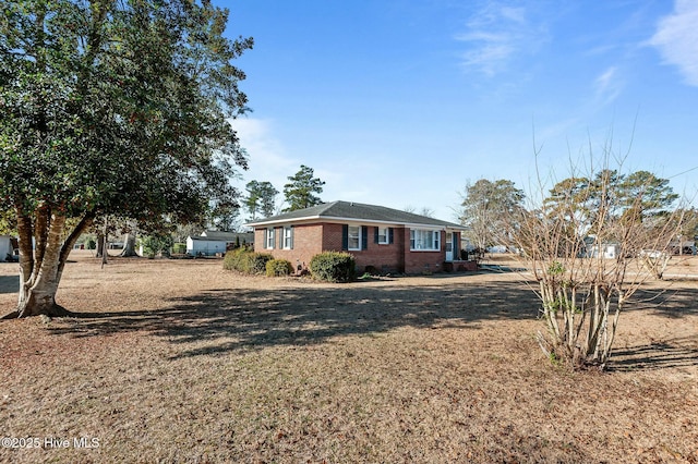 single story home featuring a front yard