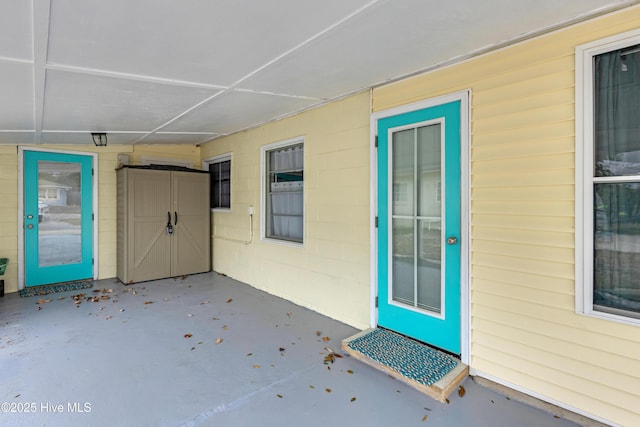 entrance to property featuring a patio area