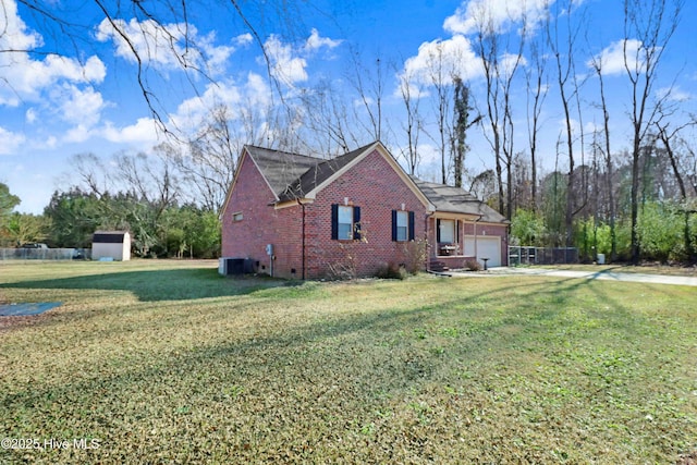 view of front of home featuring cooling unit, a garage, and a front lawn