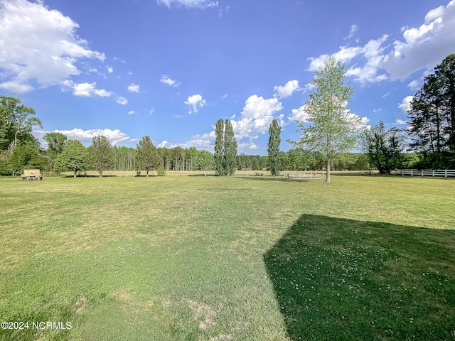 view of yard featuring a rural view