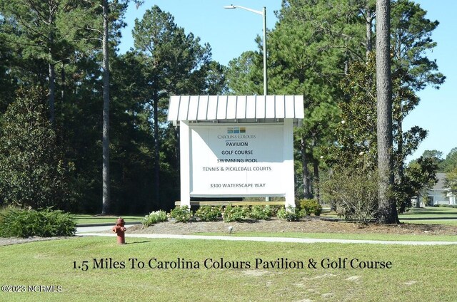 community / neighborhood sign featuring a yard