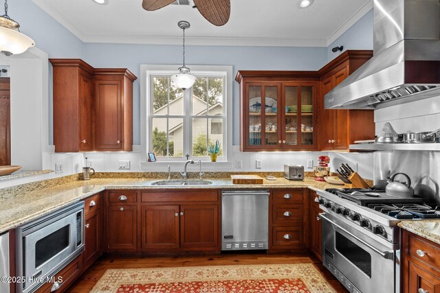 living area featuring ornamental molding, dark wood-type flooring, and ceiling fan