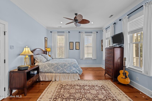 dining area featuring ceiling fan with notable chandelier, light wood-type flooring, ornamental molding, and sink