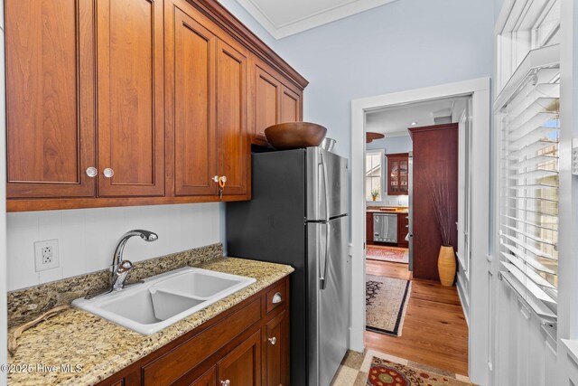 bedroom featuring ornamental molding, light wood-type flooring, and ceiling fan