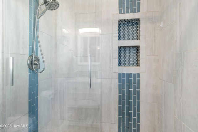 bathroom featuring tiled shower