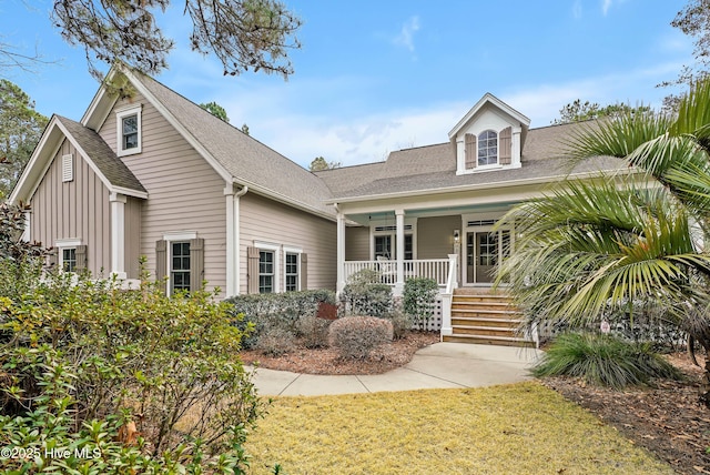 view of front of property featuring a front yard and covered porch