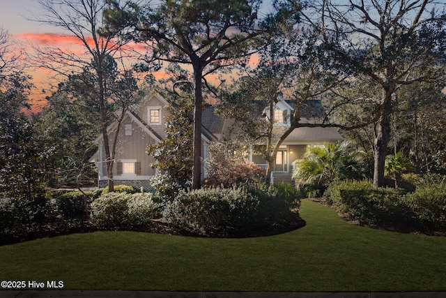 view of yard at dusk