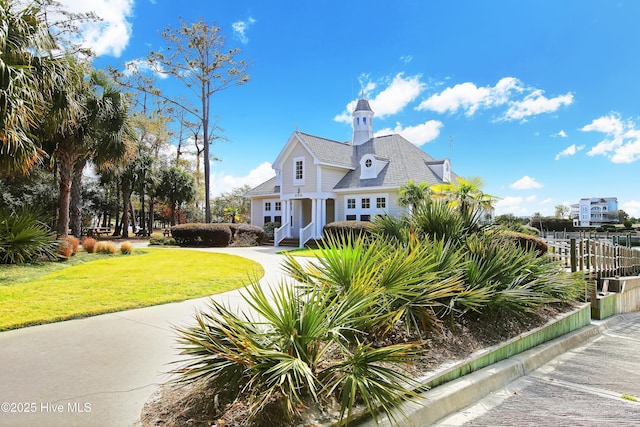 view of front of house featuring a front yard