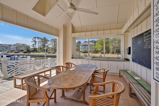 sunroom / solarium featuring lofted ceiling and ceiling fan