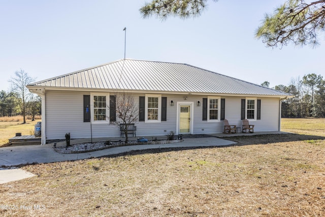 single story home with a front lawn