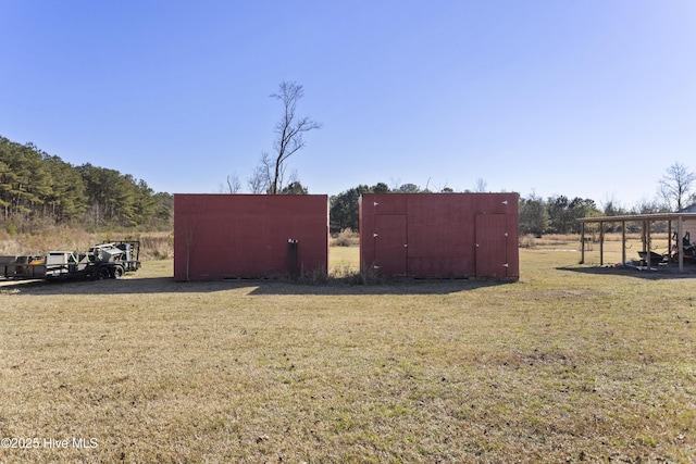 view of yard featuring an outbuilding