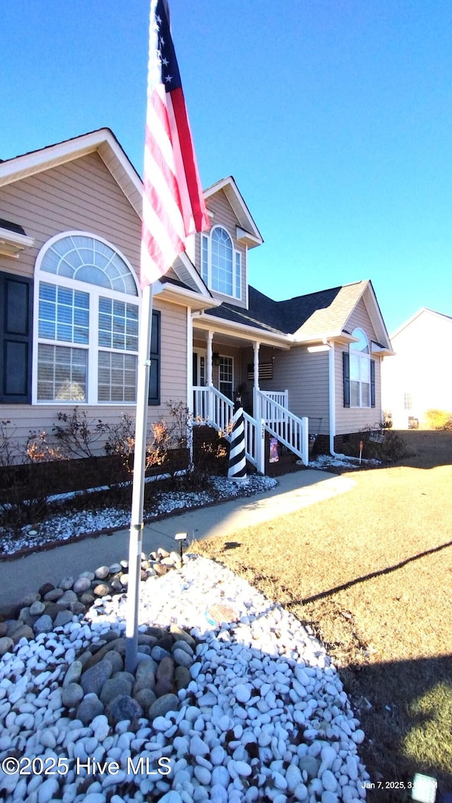 view of front of home featuring a porch and a front lawn