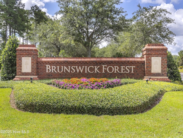 community sign featuring a yard