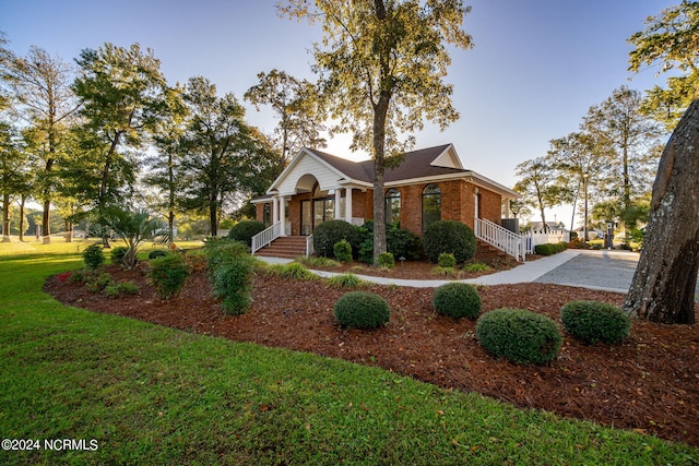 view of front of property featuring a front yard