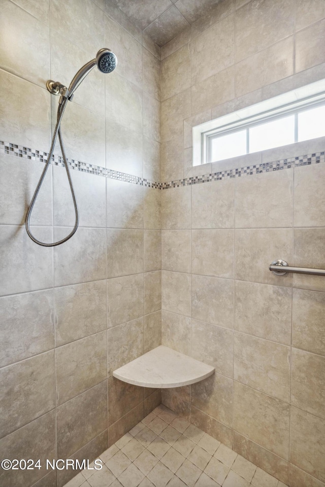 bathroom featuring a tile shower