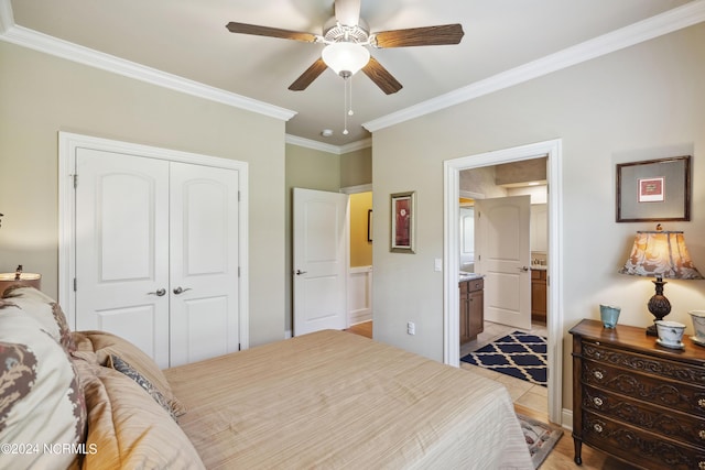 bedroom with ensuite bathroom, a closet, crown molding, and ceiling fan