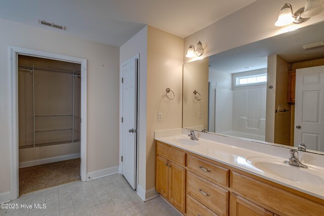 bathroom featuring a shower with curtain and vanity