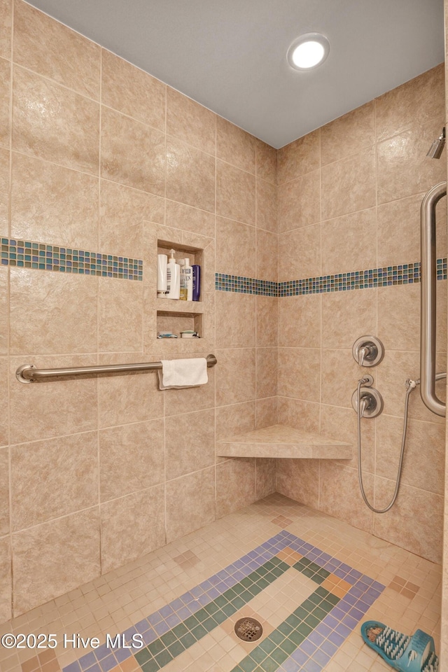 full bathroom featuring tiled shower