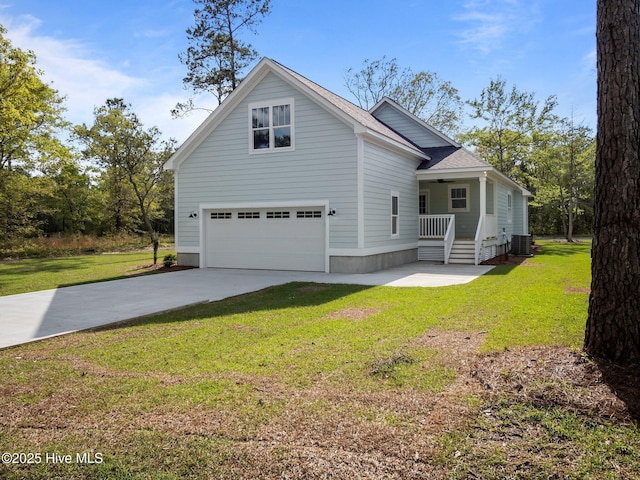 view of front of house featuring a front lawn, ceiling fan, a garage, and concrete driveway
